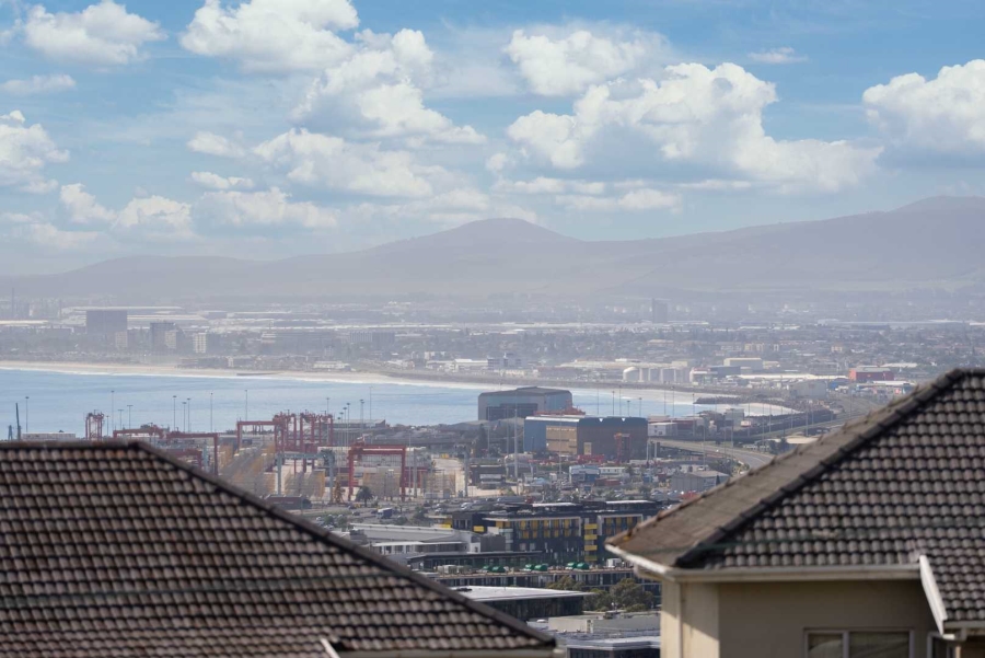 1 Bedroom Property for Sale in Vredehoek Western Cape